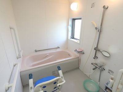 手すり付きの清潔な浴室