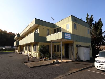 黄色い建物のエントランス