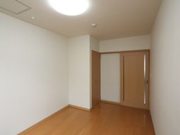 シンプルな洋室の内観