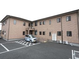 茶色い壁の建物外観