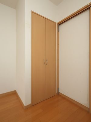 シンプルな居室のクローゼット