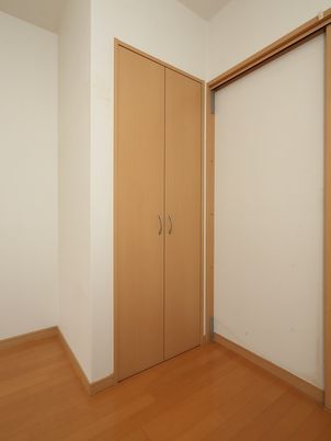 シンプルな居室のクローゼット