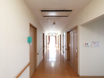 広々とした明るい廊下