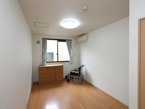 シンプルな居室の一部