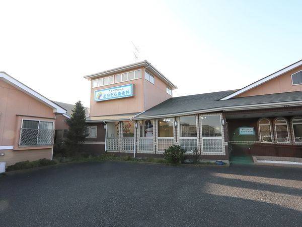 明るい外観の建物