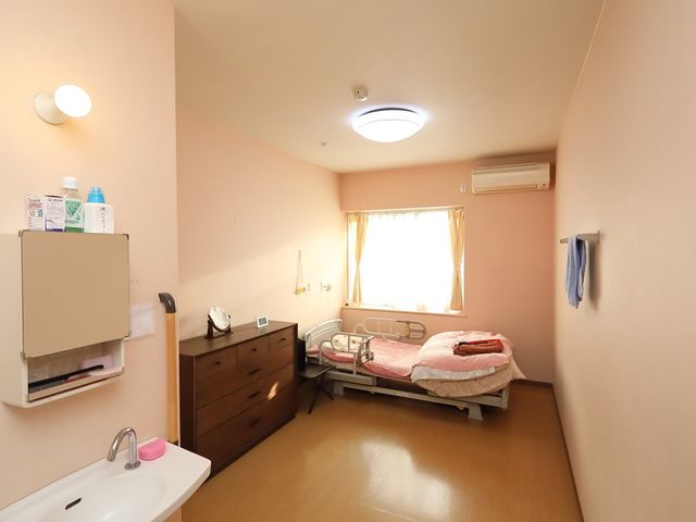 居心地の良い居室空間 居室 ゆったりとした個室で、日当たりが良く、個々の生活に合わせた空間が確保されています。必要な家具が揃い、暖かみのある色合いで落ち着いた雰囲気をお楽しみいただけます。