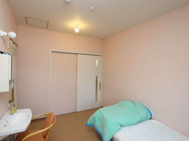 洋室の居室 居室 ゆとりのある個室には、必要な家具が整い快適な自分の時間を過ごせる空間が確保されています。手洗い場も完備しており、利便性を重視しています。