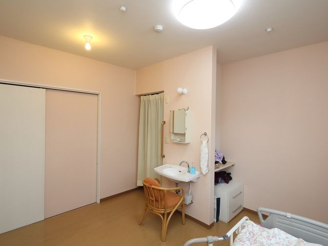 居室の明るい空間 居室 ゆったりとした居室は、温かみのある壁色で包まれ、家具も整っています。ご自分の時間を大切にできる、落ち着いた雰囲気の空間です。
