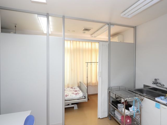 明るい居室のインテリア 医務室 ゆったりとした居室は、日差しをたっぷりと浴びており、快適な生活をサポートします。清潔感のあふれる設備も整っております。