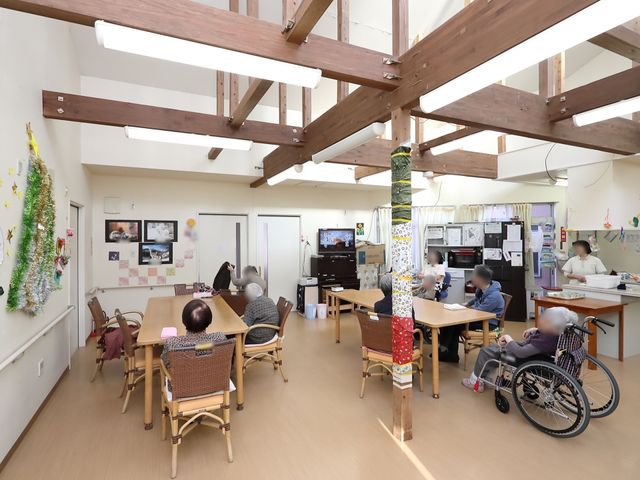 居心地の良い居室 談話室 明るく開放感のあるダイニングスペースで、利用者の方々が穏やかなひと時を過ごされています。木のぬくもりあふれる居室は、ご高齢者のくつろぎと交流の場となっております。