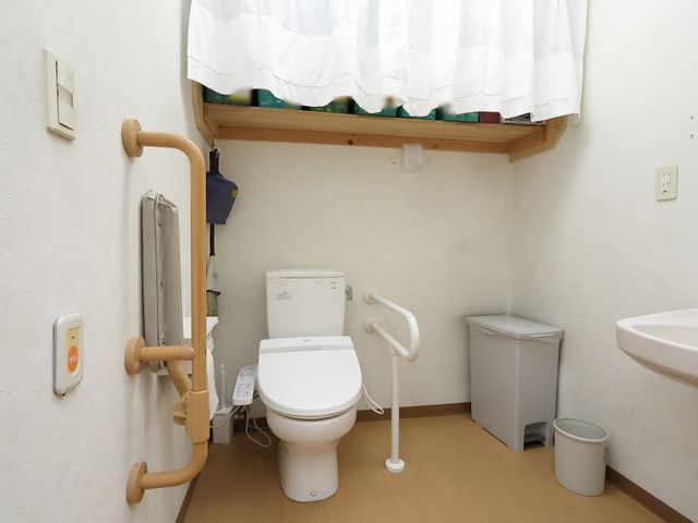 バリアフリー設計のトイレ トイレ 手すりなどの支援が充実しており、利用者の自立を支える環境が整備されています。安全かつ快適にお使いいただけるよう設計されたトイレです。