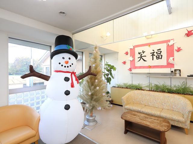 雪だるまとイベント装飾のロビー ホール 季節感のあふれる装飾が心を和ませる、暖かみのある待合室で、快適に過ごせる環境が整っています。