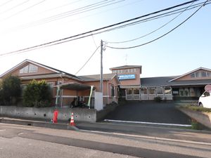 広いエントランスの施設外観
