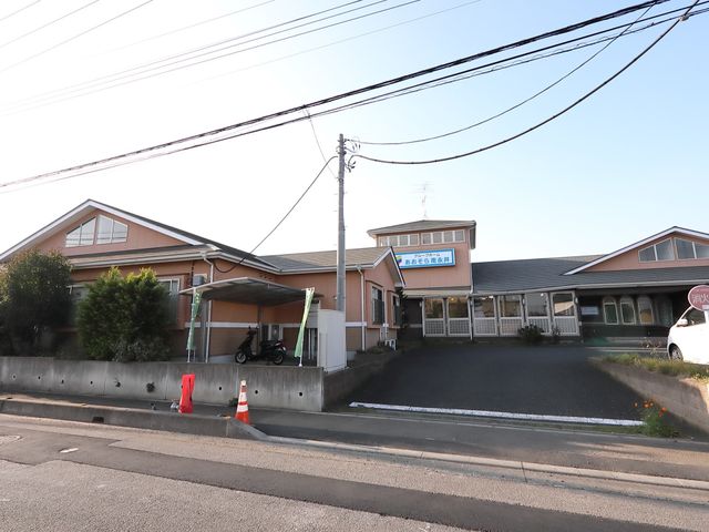 広いエントランスの施設外観 外観 ゆとりある敷地に佇む温かみのある建物です。快適な就業環境をお探しの方にもおすすめです。