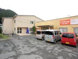 施設の外観と駐車場