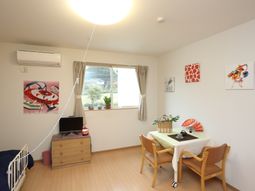 明るい室内と窓辺の飾り