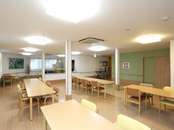 広々とした明るい食堂
