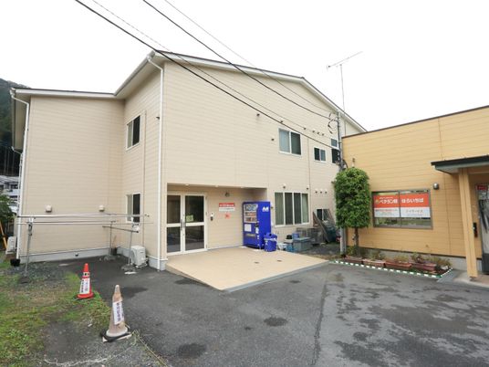 ベージュ色の建物エントランス