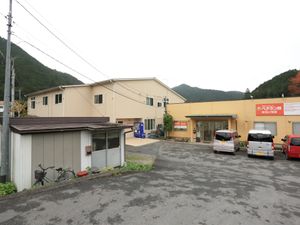 山間部の建物外観