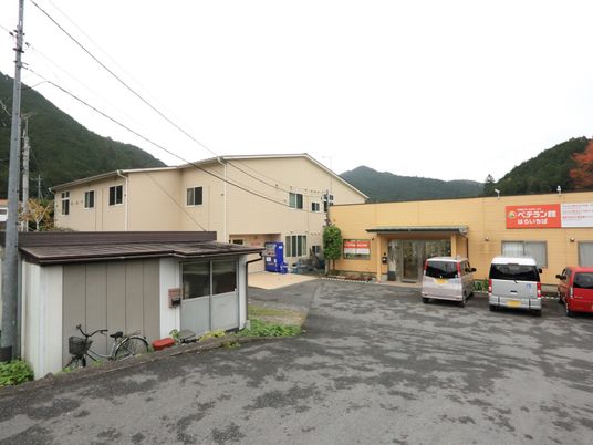 山間部の建物外観