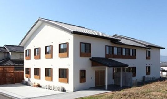 白い建物の外観