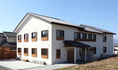 白い建物の外観