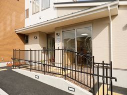 明るいエントランスの外観