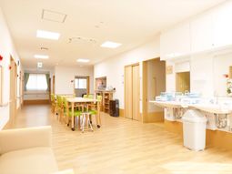 キッチン付き広々ラウンジ