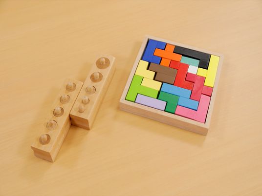 カラフルなパズルと木製おもちゃ