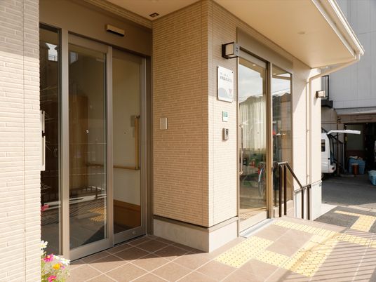 入口の明るい外観