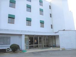 建物とエントランスの様子