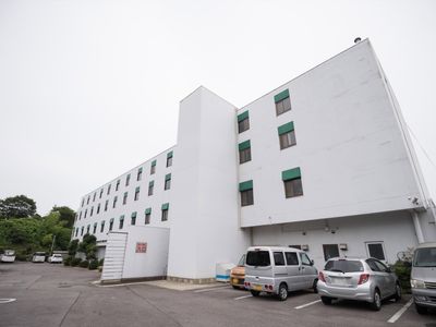 白壁の建物と駐車場