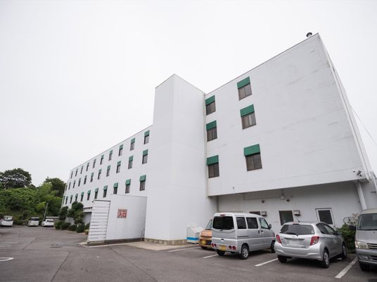 白壁の建物と駐車場