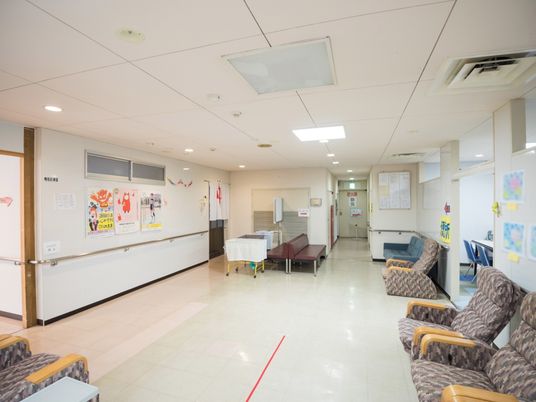 明るく広々とした廊下