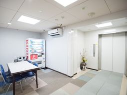 休憩スペースの清潔な空間