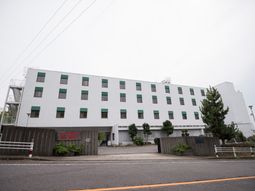 静かな街並みの建物外観