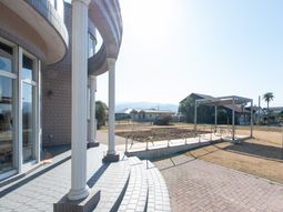 開放的な中庭の風景