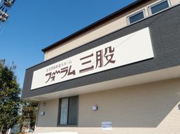 明るい外観の建物入口