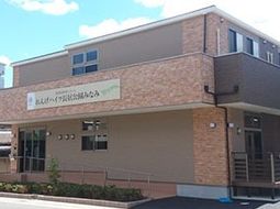 明るい外観の建物