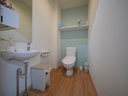 清潔なトイレと洗面台