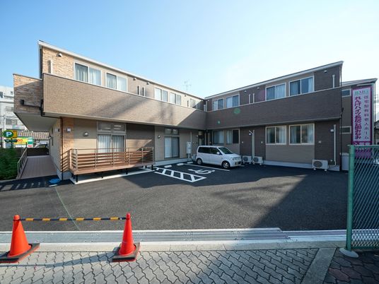 施設の駐車場と外観
