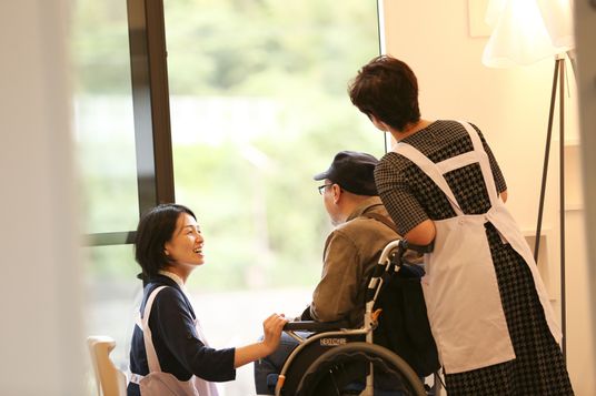 笑顔の交わる居室