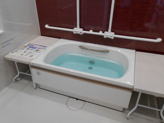 バリアフリー設計の浴室