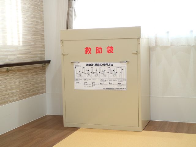 安全な避難設備 施設設備 清潔感あふれる廊下には、緊急時の安全を支える避難設備が整っており、皆さまの安全が守られる環境です。