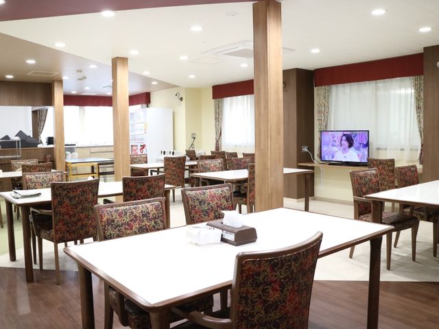 快適な食堂スペース 共有スペース 広くて明るい食堂で、テレビを見ながらリラックスしてお食事ができます。コミュニケーションの場としても最適です。