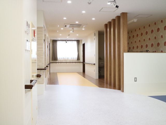 明るく清潔な廊下 廊下 ゆったりとしたスペースの廊下で、壁には手すりが設置され、安全に配慮された設計です。