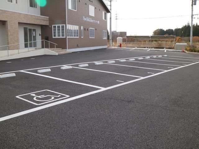 バリアフリー駐車場 外観 ゆったりとした駐車スペースがあり、車椅子マークが示すようにバリアフリーに配慮されています。安心してご利用いただける環境が整っております。