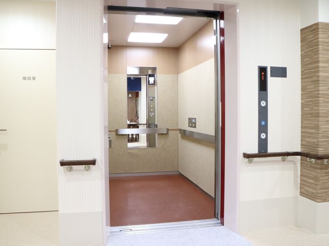 広々としたエレベーターホール エレベーター 床から手すりに至るまで、明るく清潔感のあるエレベーターホールです。安全にご利用いただけるよう配慮されています。