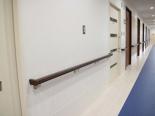 手すり付きの清潔な廊下 廊下 明るく清潔感のある廊下は、手すりを設けており歩行の支援が可能です。個々の居室へのアクセスも良好です。