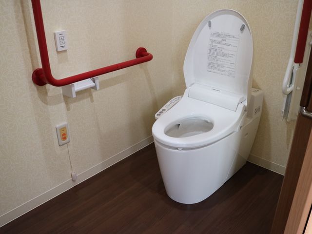 バリアフリー設計のトイレ トイレ 安全に配慮された手すりが設置された清潔なトイレです。緊急時には呼び出しボタンを利用できます。
